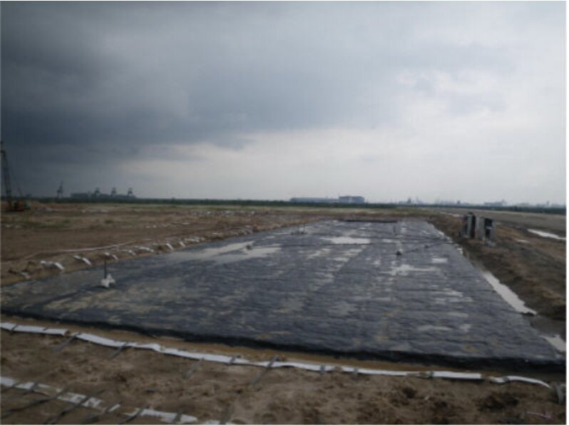 Geomembrane sealing a vacuum consolidation area under preloading